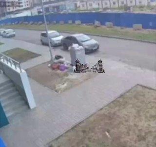 Сильный ветер покатил мусорный бак прямиком в...