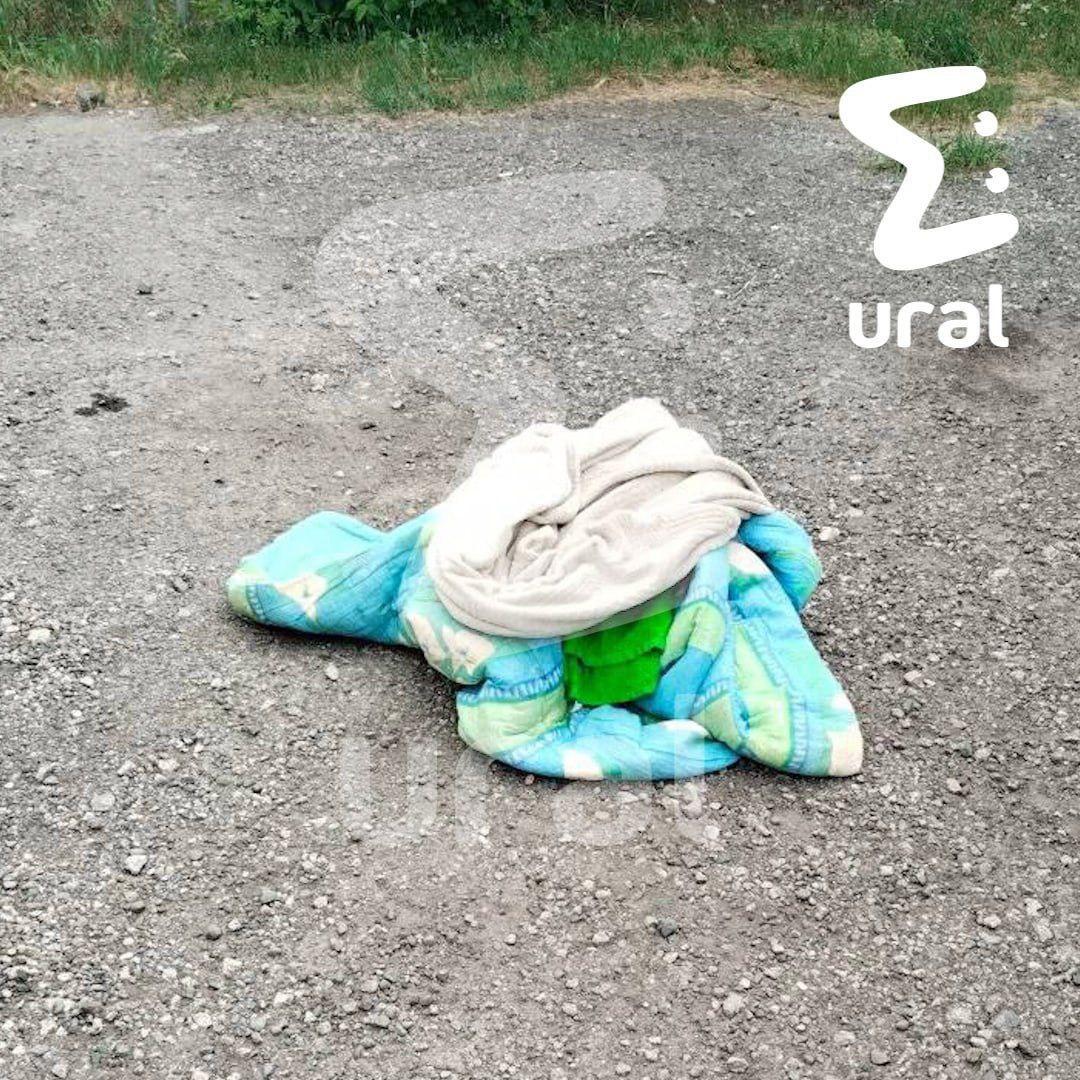 Женщина с ребенком спрыгнула с 5 этажа на тряпки,...