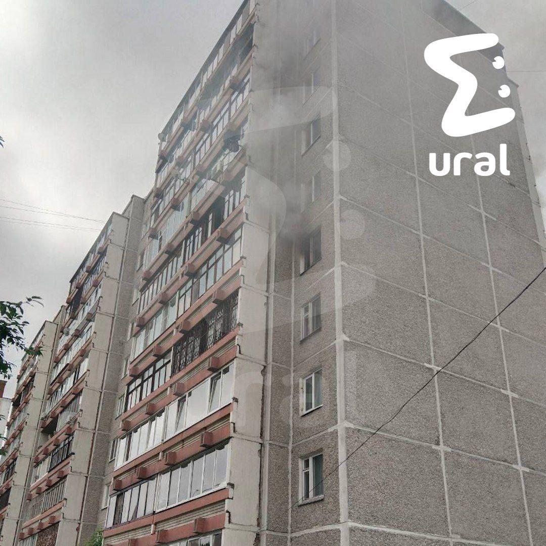 Женщина с ребенком спрыгнула с 5 этажа на тряпки,...