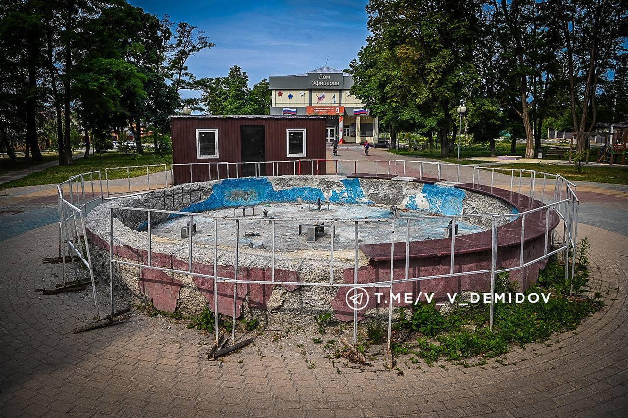 В Белгороде ремонтируют фонтан у «Дома офицеров»