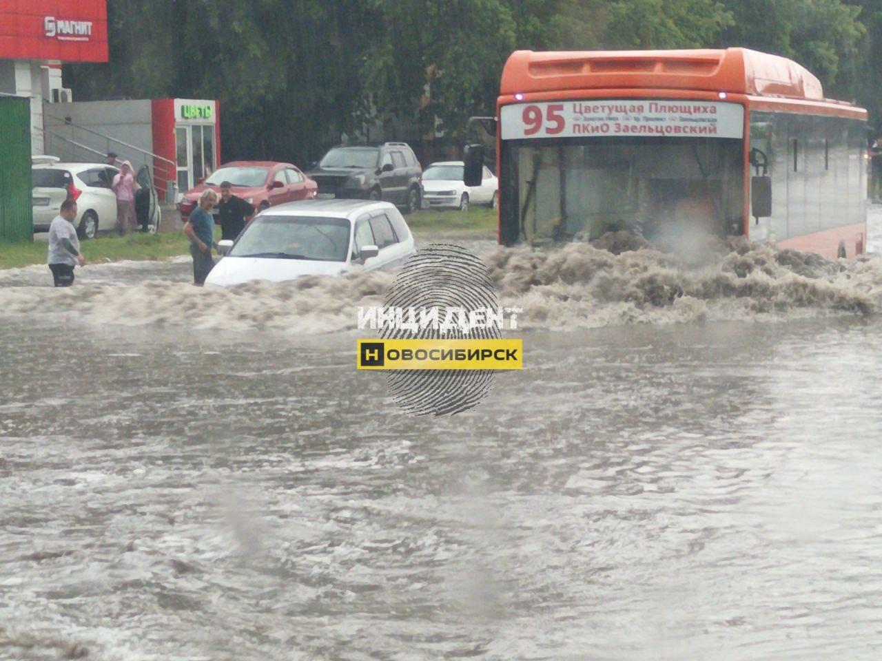 К Новосибирску после жары подкралась нелётная погода с...