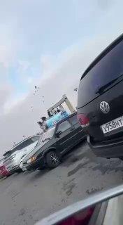 Аттракцион невиданной щедрости: толпа пьяных подростков разгромила ларек и осыпала прохожих мороженным