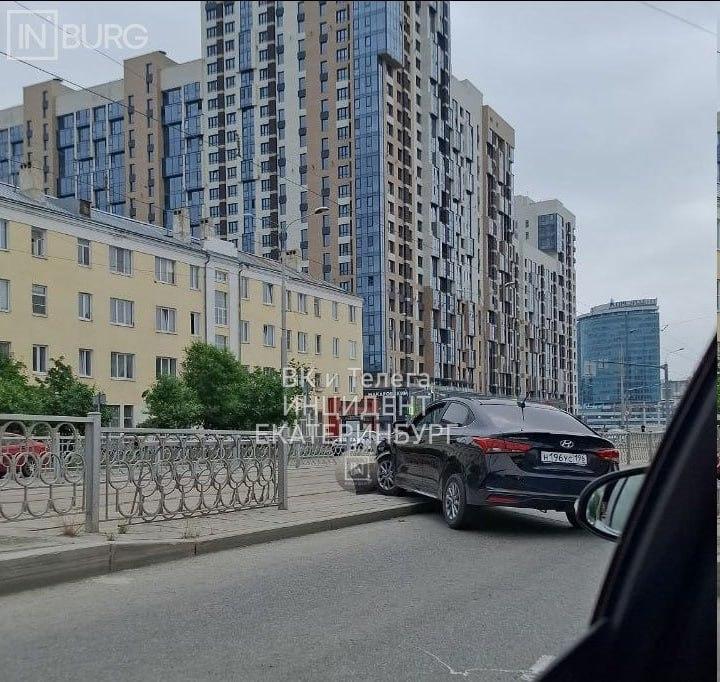 На Челюскинцев автомобиль врезался в остановку ДТП без...