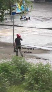 Кемеровчанина с тазиком на голове заметили в областной...