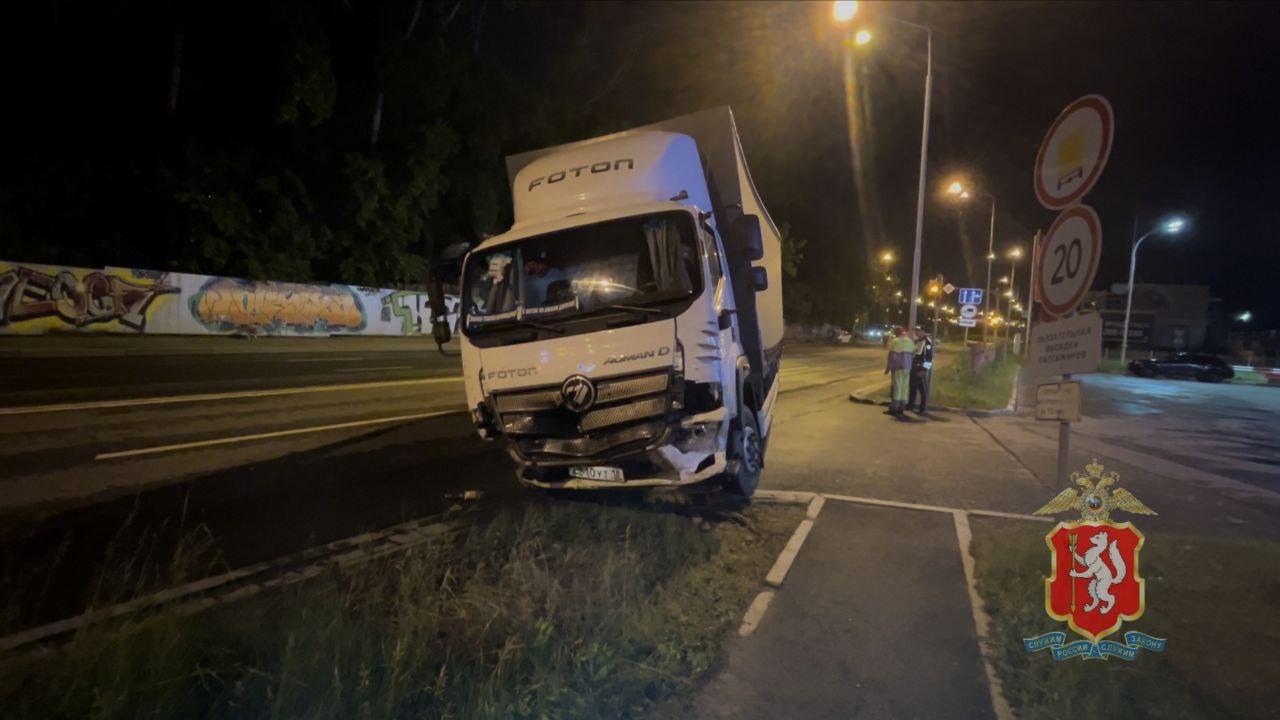 Пьяный водитель грузовика устроил массовое ДТП в...