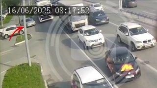 Водитель устроил ДТП в Новосибирске, пытаясь проехать сразу через четыре полосы