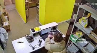Петербуржец на ПВЗ оплатил попону для лошади билетами банка приколов. Чувство юмора не оценила прокуратура.