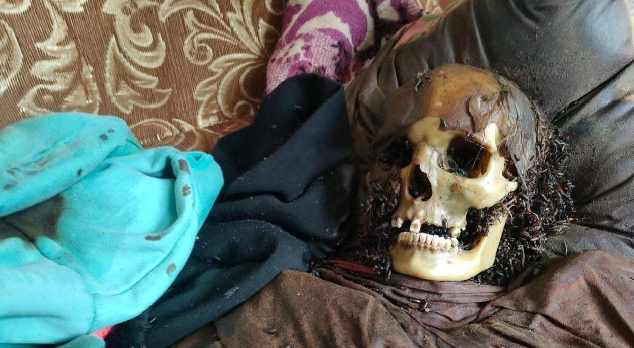 В Красноярском крае в поселке Балахта нашли сильно разложившиеся трупы двух человек в одном из домов.