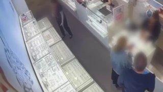 Витрины с драгоценностями обрушились в ювелирном магазине Петербурга
