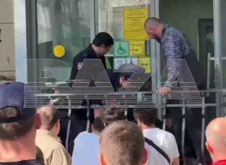 Житель Махачкалы порезал себе горло у отделения банка. Очевидцы говорят: он кричал, что «украинцы возьмут его в плен».