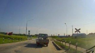 Водитель грузовичка Nissan Atlas не успел проскочить...