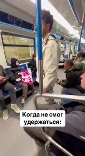 В Москве мигрант исподтишка шлепает по попе девушек в метро, а после забавы ради выставляет эти ролики в TikTok