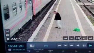 Жуткие кадры из Амурской области: камера сняла последние секунды жизни девушки, которая легла на рельсы под проходящим поездом