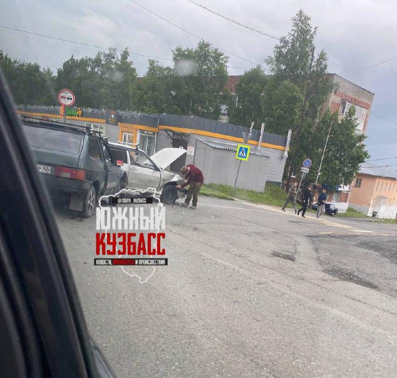 В Шерегеше две легковушки не смогли разъехаться на улице...