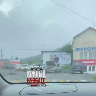 В Шерегеше две легковушки не смогли разъехаться на улице...