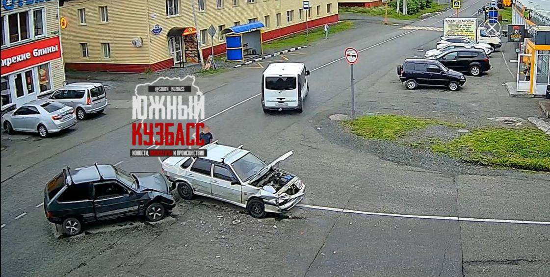 В Шерегеше две легковушки не смогли разъехаться на улице...