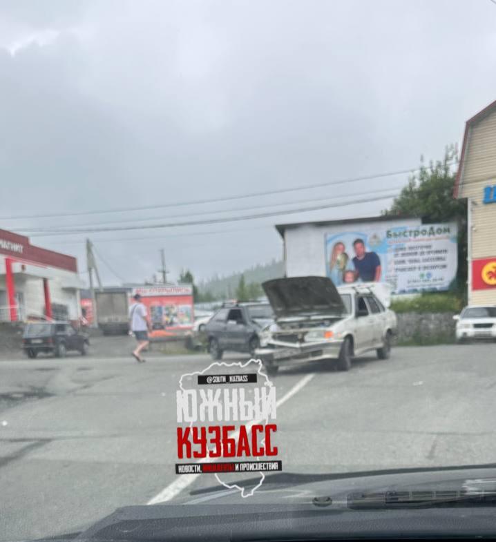 В Шерегеше две легковушки не смогли разъехаться на улице...