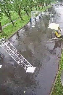 В Братске подросток с ножом порезал гирлянды на городской...
