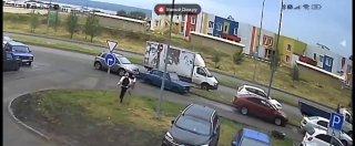 В Набережных Челнах поссорились двое подростков и один из них попытался убежать, но попал под машину.