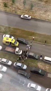 В Набережных Челнах поссорились двое подростков и один из них попытался убежать, но попал под машину.