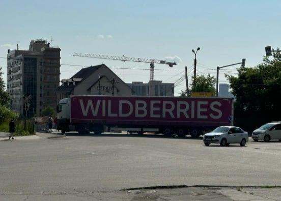 Фура Wildberries попала в аварию. Машина заблокировала...