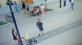 В Оренбурге отец с младенцем на руках бросился под питбайк: ребёнок в больнице