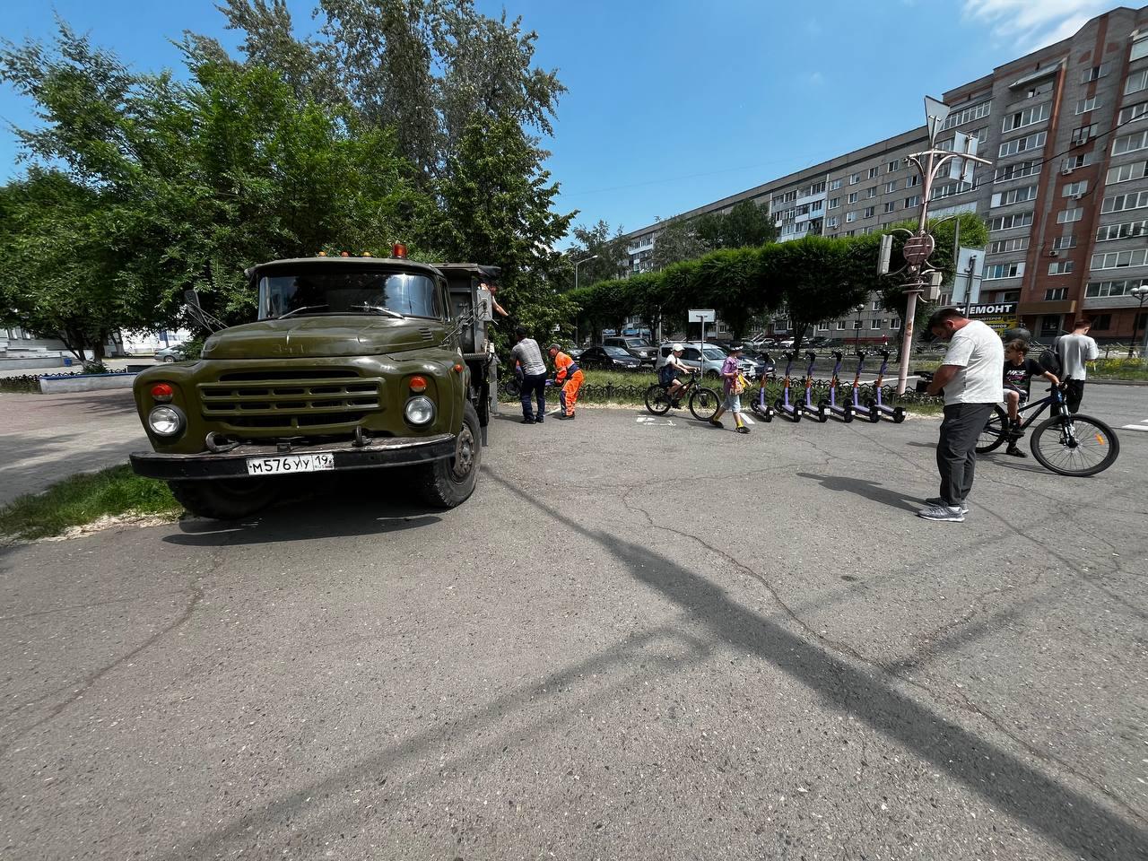 Правила одинаковы для всех: вывоз самовольно размещённых СИМ продолжается