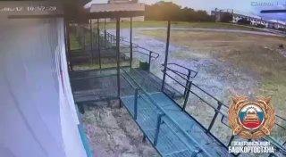 Эпичные прыжки на ЗИЛе по ухабам и резкая остановка об сельскую амбулаторию