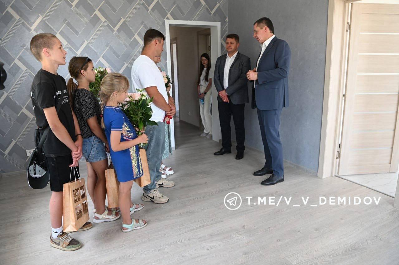 🏡Еще семь белгородских многодетных семей получили ключи от новых домов