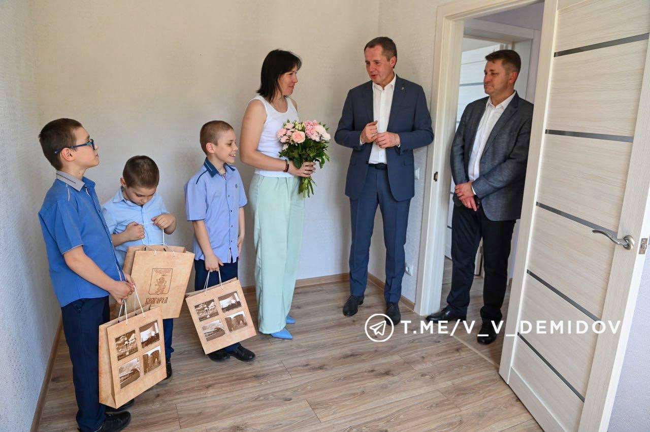 🏡Еще семь белгородских многодетных семей получили ключи от новых домов