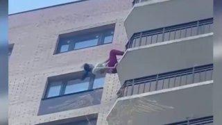 Девушка чуть не сорвалась с 16 этажа в Жуковском