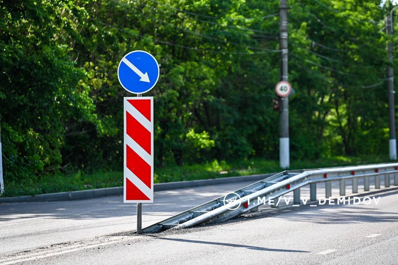 На разделительной полосе на улице Костюкова завершилась установка металлического барьерного ограждения