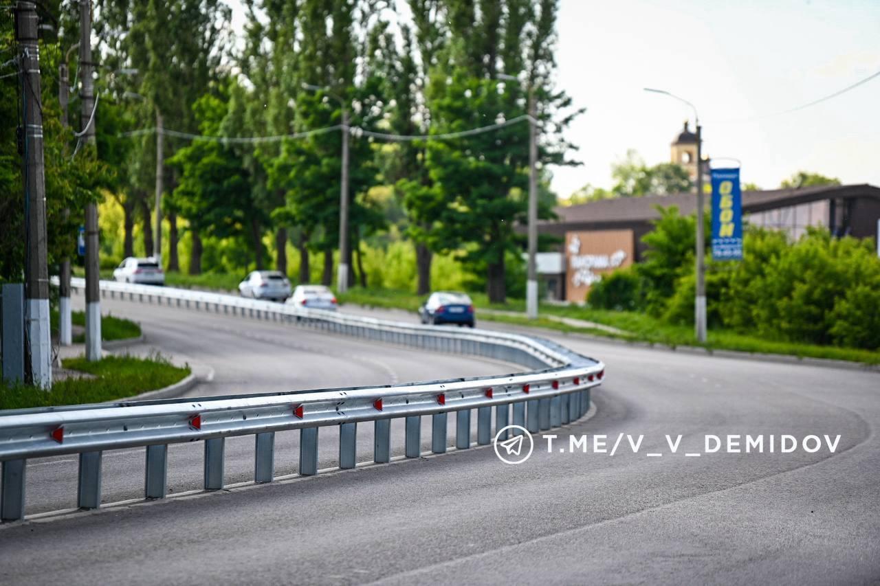 На разделительной полосе на улице Костюкова завершилась установка металлического барьерного ограждения
