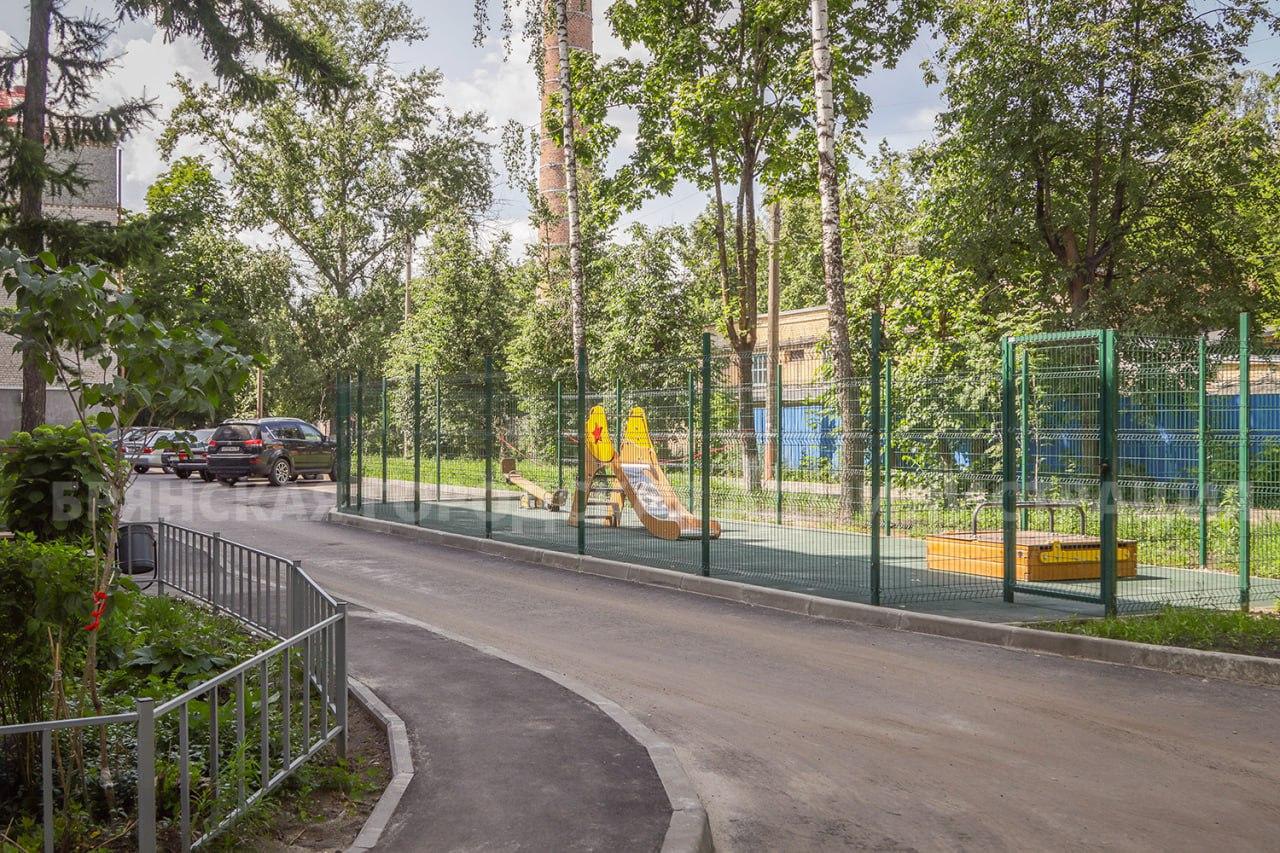 В Брянске отремонтировали первый из семи запланированных дворов