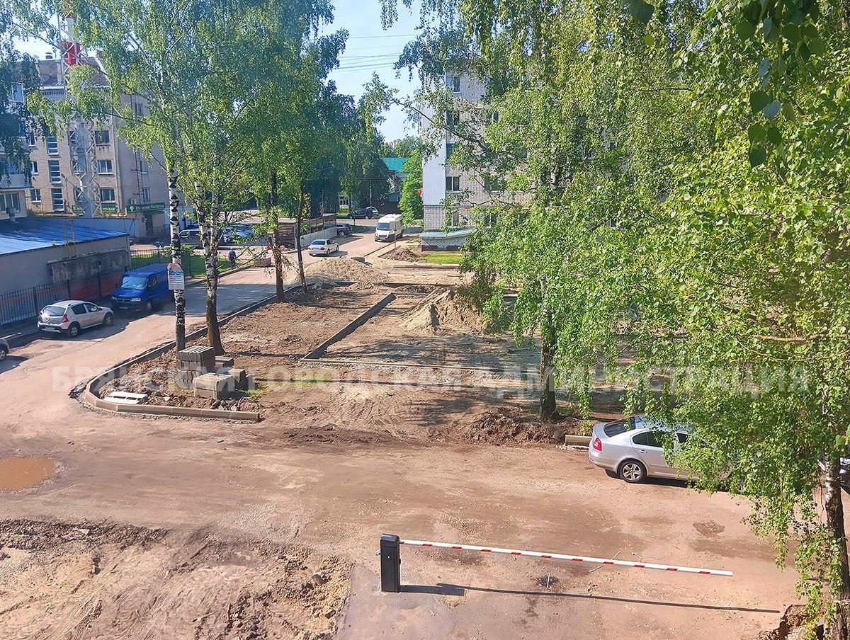 В Брянске отремонтировали первый из семи запланированных дворов