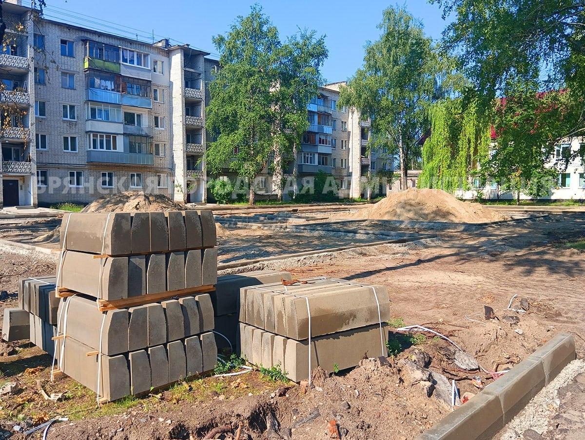 В Брянске отремонтировали первый из семи запланированных дворов