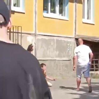 В Питере солевой торч возомнил себя Человеком-Пауком и забрался на дверь подъезда