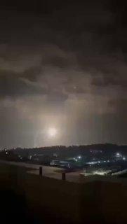 Массовый запуск ракет, атака по центрифугам для обогащения урана и контроль над израильским небом — ночью Иран и Израиль обменялись серией ударов.