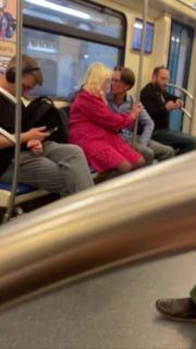 В московском метро пассажиры заметили любителя милф....