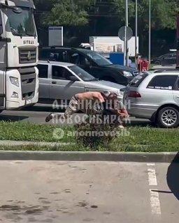 Двое водителей устроили спарринг на Фабричной.