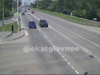 Самокатчика, который не спешился, на полном ходу сбила машина