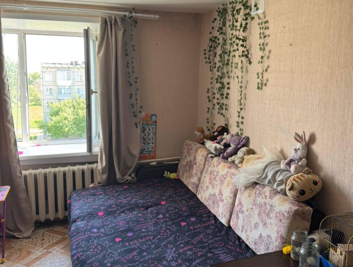4-летняя девочка выпала из окна в Новосибирской области