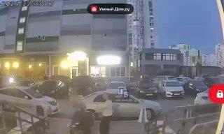 Неадекватная женщина набросилась на маму с грудным ребенком: младенец попал в больницу.