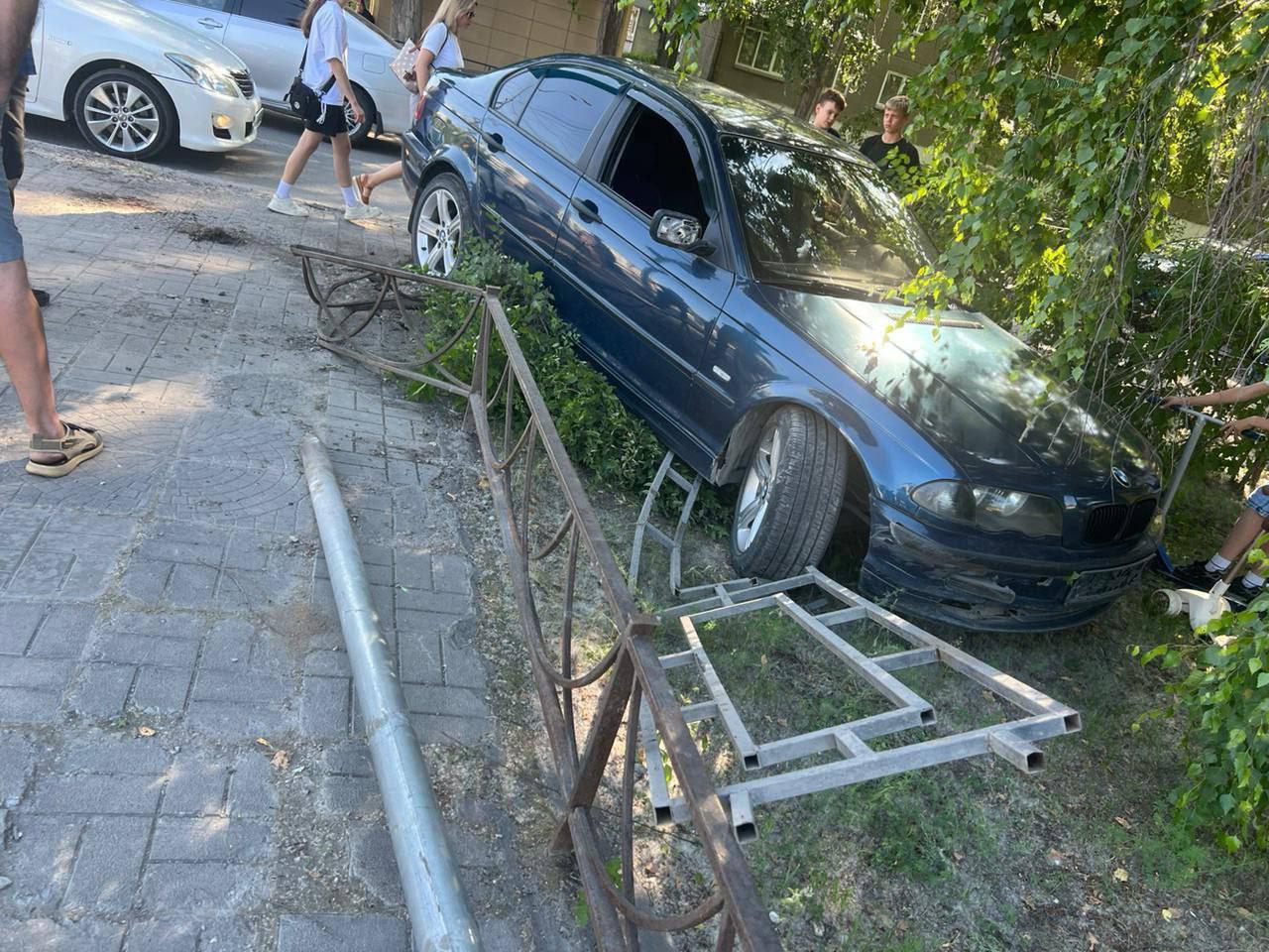 На перекрёстке Лапенкова – Стасовой автомобиль BMW снёс...