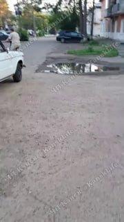 Самокат буксирует сломанный ВАЗ 2106 в Канске. Ничего...