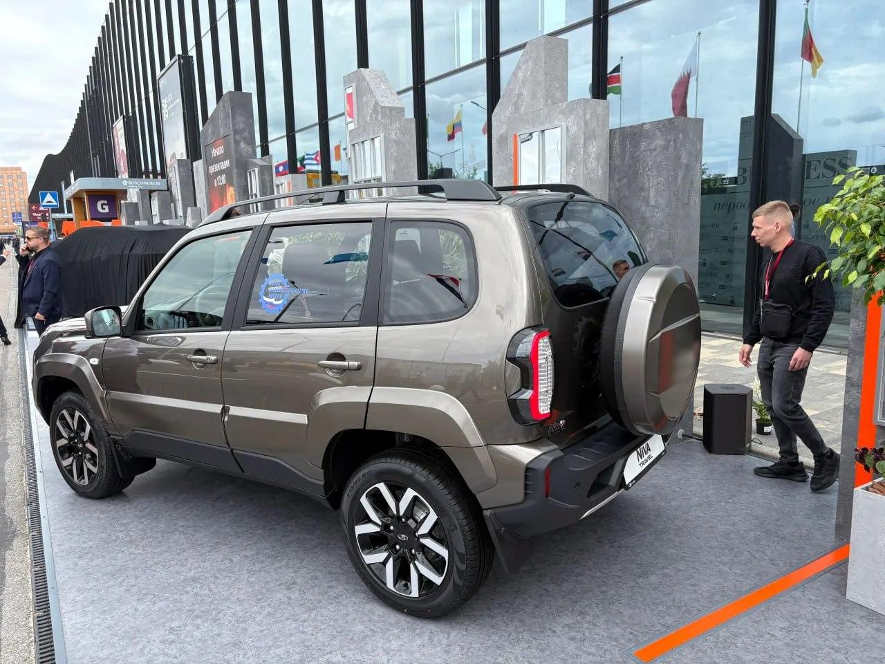 Обновлённая Lada Niva Travel представлена на ПМЭФ 2025.