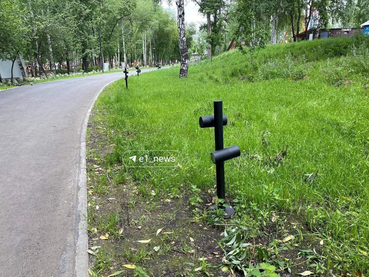 Фонари в парке Маяковского, которые были похожи на кладбищенские кресты исправили.
