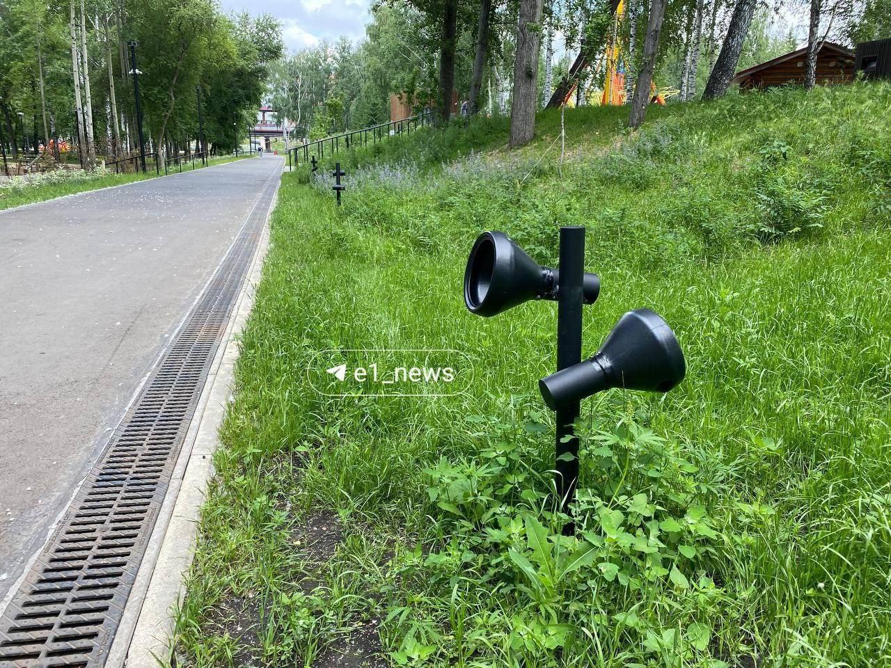 Фонари в парке Маяковского, которые были похожи на кладбищенские кресты исправили.