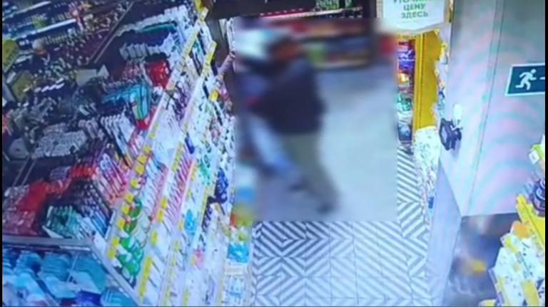 В Брянске уголовник вынес из магазина колбасу, кофе и...
