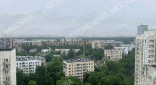 Крановщик в Москве сделал опасную зарядку на стреле...